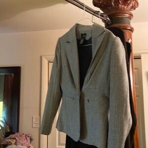 Very nice detail 2 PCs suit skirt like a tweed jacket has 2pcs button on jacket